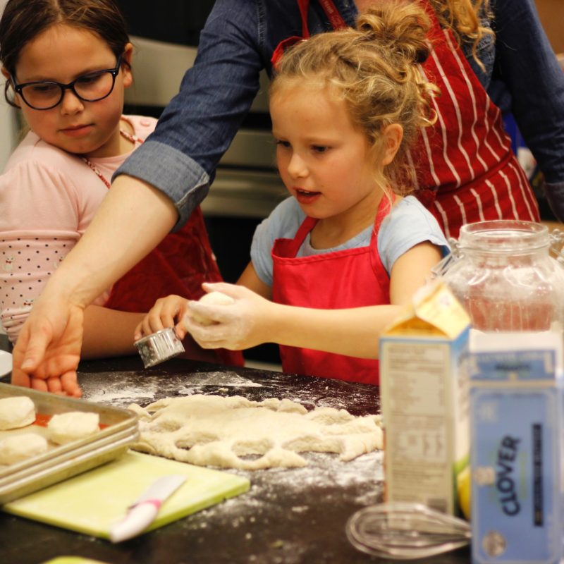 03-01-18_SproutsCookingClub_Kids_Biscuit_Clover_Sprouts-led_Girls-Inc_DH